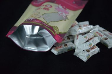 Η πλαστική συσκευάζοντας στάση τροφίμων πρόχειρων φαγητών επάνω στις τσάντες σακουλών ανακυκλώνει τη χρήση
