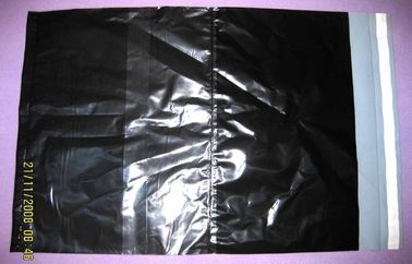Μαύρες μεγάλες αυτοκόλλητες πλαστικές τσάντες για τη ναυτιλία των ενδυμάτων