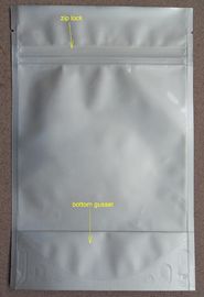 Οι ξηρές Ziplock φύλλων αλουμινίου φρούτων τσάντες στέκονται επάνω τις σακούλες με το διαφανές παράθυρο